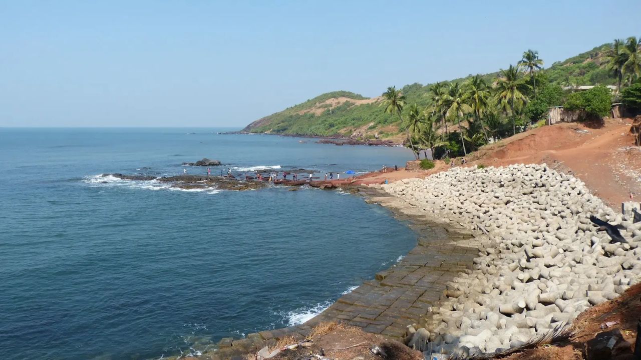 Anjuna Beach is a combo of rugged rocks, soft sand, and turquoise waters gives dramatic scenery — ideal for sunset shots with rock‑sea contrast. The bohemian, laid‑back atmosphere — with beach‑goers and casual vibes — adds a human‑touch dimension to nature photos. As the sun dips, the changing hues over sea and sky create magical colours — great for atmospheric, dreamy captures.