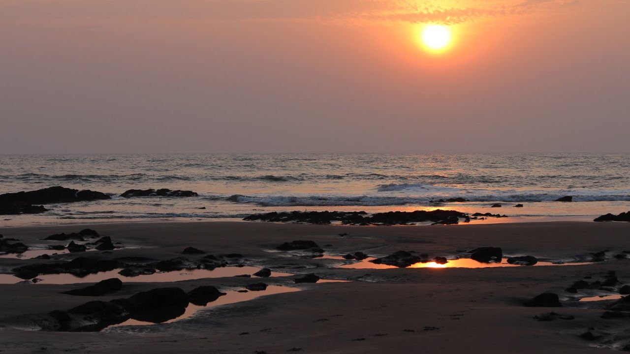 Vagator Beach stands out thanks to its red/black‑rock cliffs and rocky shorelines giving sunset photos a dramatic, rugged beauty. From cliff‑top vantage points, you get wide sweeping ocean views- perfect for panoramic dusk shots. The mix of sea, rocks, and sky especially during golden hour makes Vagator ideal for atmospheric shots with strong natural contrast.