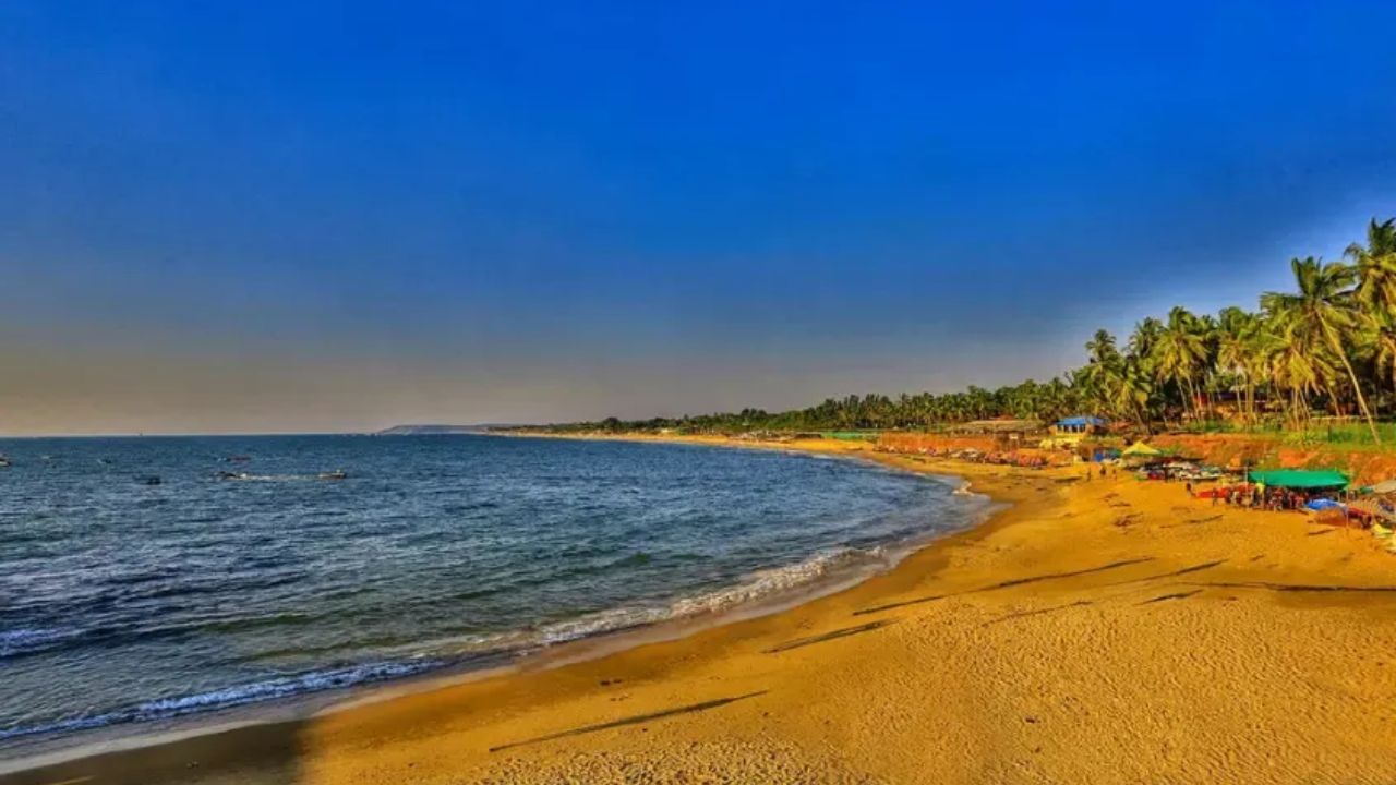 Calangute Beach is one of Goa’s most popular beaches, offers a wide sandy stretch great for capturing beach life, footprints, and sunset silhouettes against open sea. The bustle of beach activities vendors, water‑sports gear, people strolling or relaxing adds life and context to sunset photos, making them more than just seascapes. As the sun goes down, the sky and sea merge into beautiful shades — a nice backdrop for candid or contemplative shots.