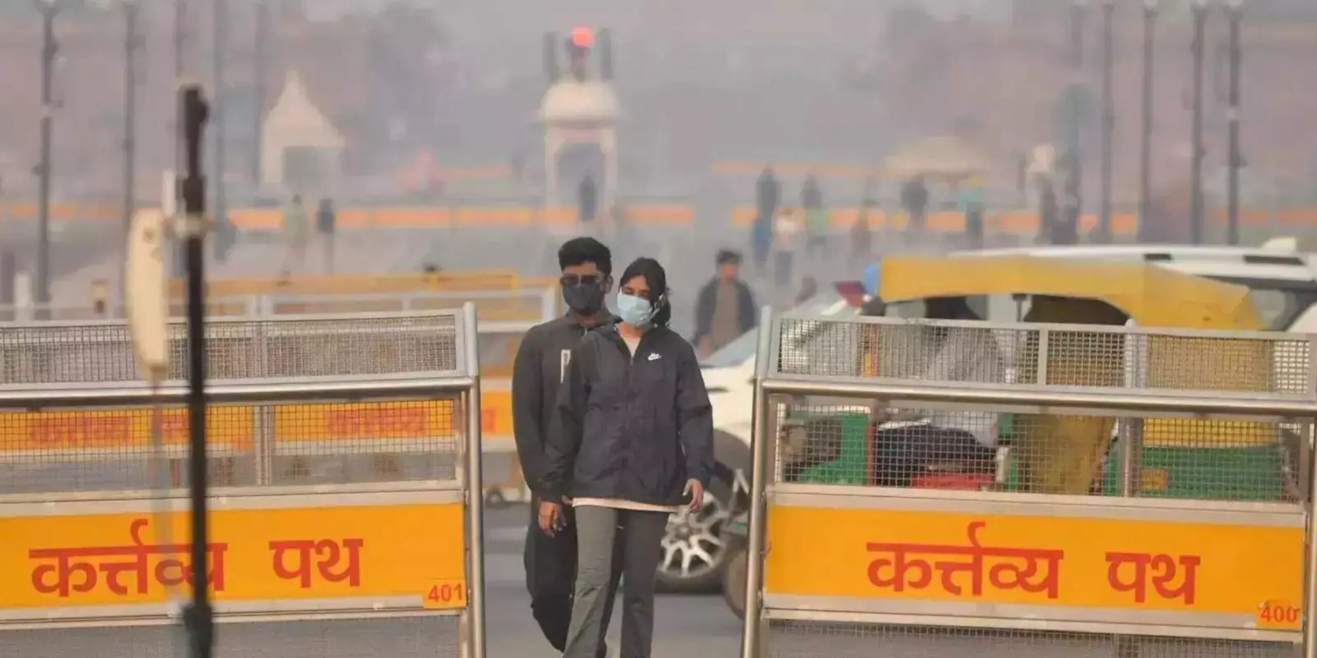 Delhi Chokes and Chills: Dense fog disrupts traffic as AQI breaches 400
