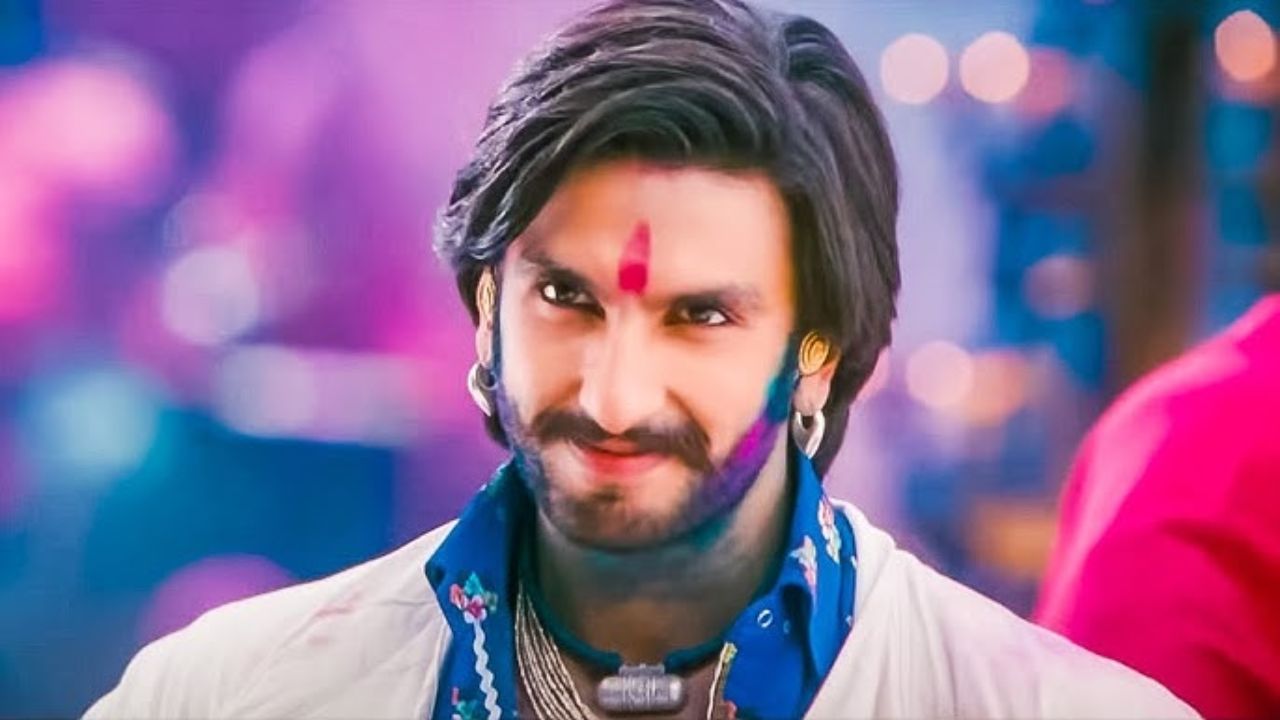 Ram Rajari in Goliyon Ki Raasleela Ram-Leela: This contemporary adaptation of Romeo and Juliet showcased Ranveer in vibrant, traditional Gujarati attire with a rugged, bratty edge. The colourful outfits and chiselled physique contributed to a look that was both stylish and character-defining. Ram Rajari in Goliyon Ki Raasleela Ram-Leela: This contemporary adaptation of Romeo and Juliet showcased Ranveer in vibrant, traditional Gujarati attire with a rugged, bratty edge. The colourful outfits and chiselled physique contributed to a look that was both stylish and character-defining.