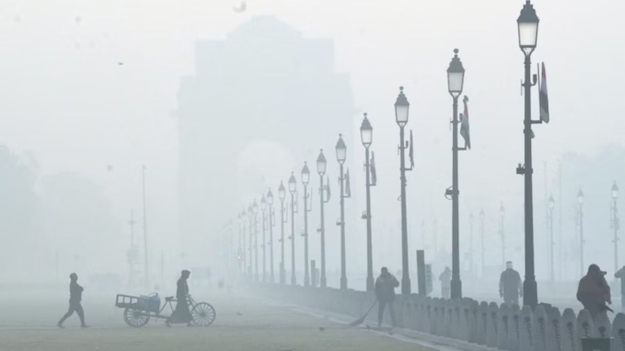 Delhi wakes up to cloudy and hazy Sunday; Residents struggle for breath as AQI soars past 400
