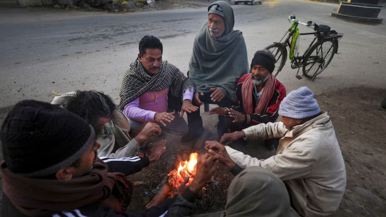 Cold wave to sweep Delhi, UP and 13 other states; Fresh snowfall in hill regions
