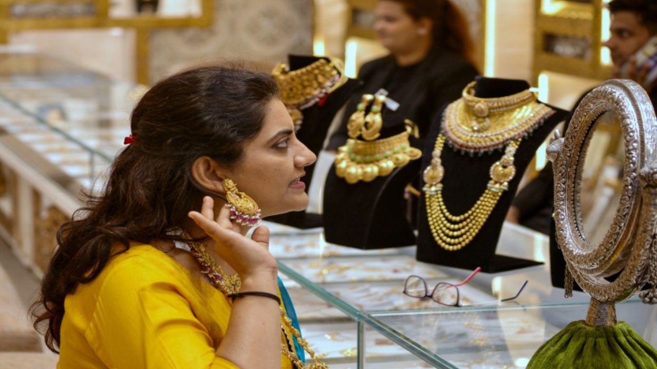 Major cities see drop in Gold, Silver falls to Rs 2,50,900 per Kg; Check rates here