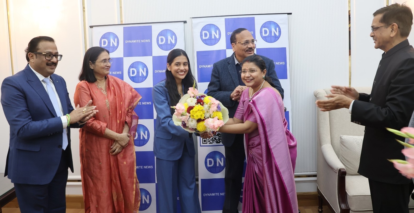 Dynamite News Chairperson Rani Tibrewal welcoming Divya Deshmukh with a bouquet