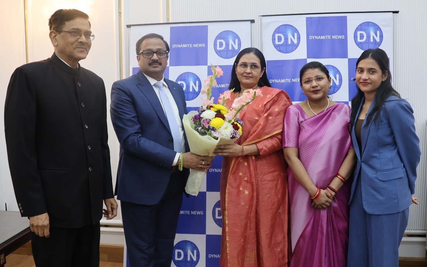 Dynamite News Editor-in-Chief Manoj Tibrewal Aakash greeting Dr. Namrata Deshmukh with a bouquet 