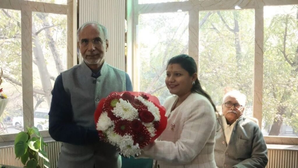 Dynamite News Chairperson Rani Tibrewal presenting a bouquet to IAS (Retired) Dinesh Tyagi