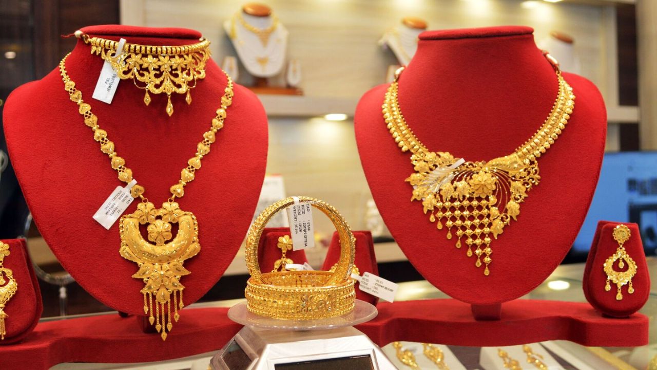 dynamitenews.com - Sona Saini - Gold prices fall as new week begins; Check latest rates | Dynamite News