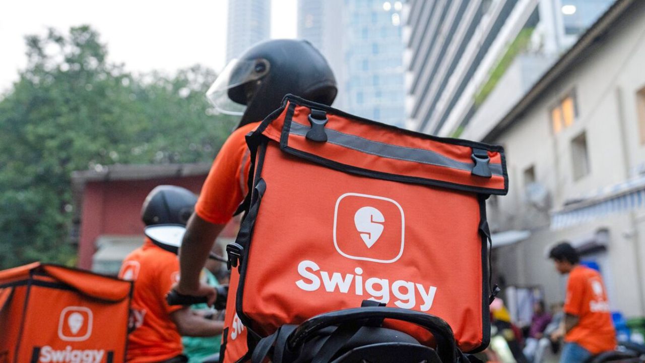 Viral: Swiggy rider with young child refuses cash tip, only requests good rating
