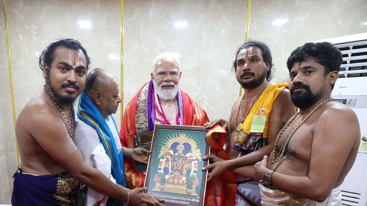 PM Modi Meets Priests of Sowmyanarayana Perumal Temple