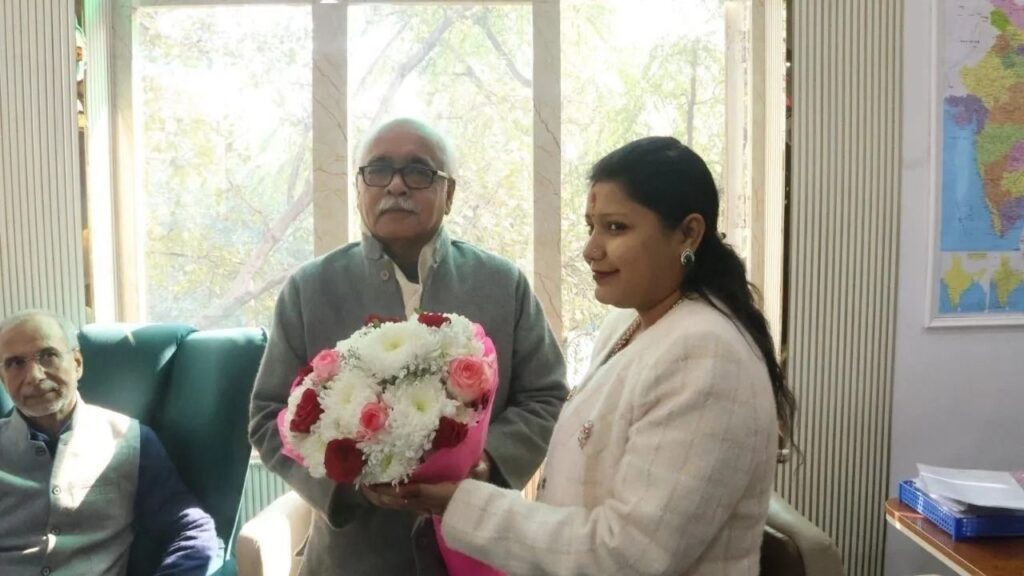 Dynamite News Chairperson Rani Tibrewal presenting a bouquet to senior journalist Prakash Chawla