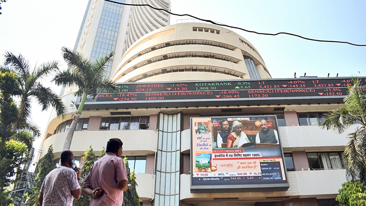Indian markets open volatile; Sensex slips 50 points, Nifty flat