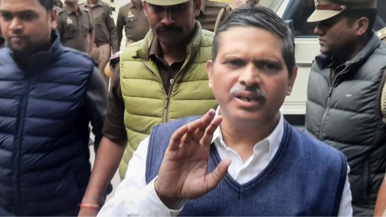UP: Former IPS Amitabh Thakur’s ‘Toothpaste and Cash’ case reaches court; Deoria police face questions