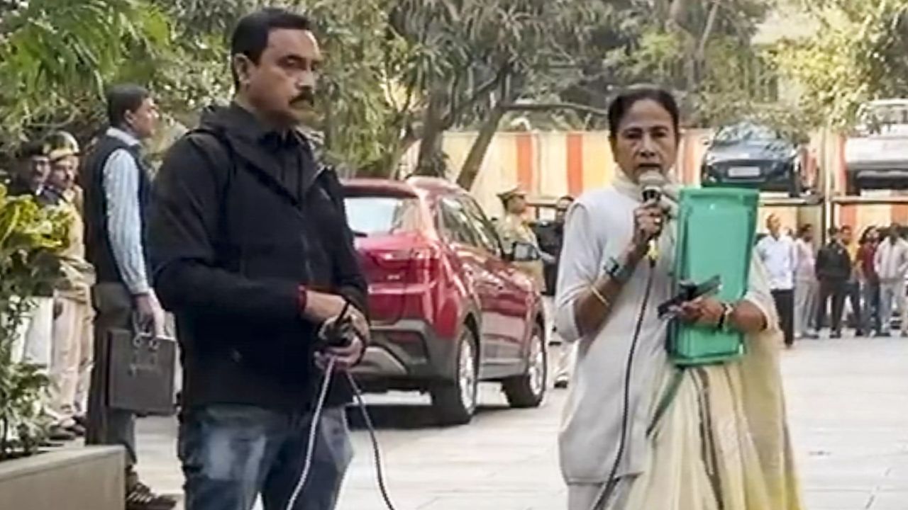 WB: CM Mamata Banerjee rushes to I-PAC Chief house during ED raid in Kolkata