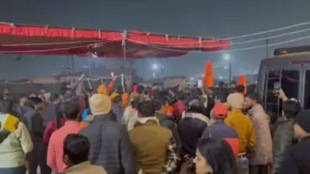 Clash breaks out outside Swami Avimukteshwaranand’s camp in Prayagraj; Watch video