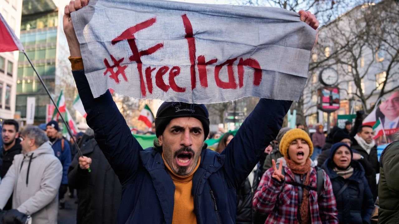 Iran Unrest: 2,000 people reported dead amid protests, chaos described in calls | Top points