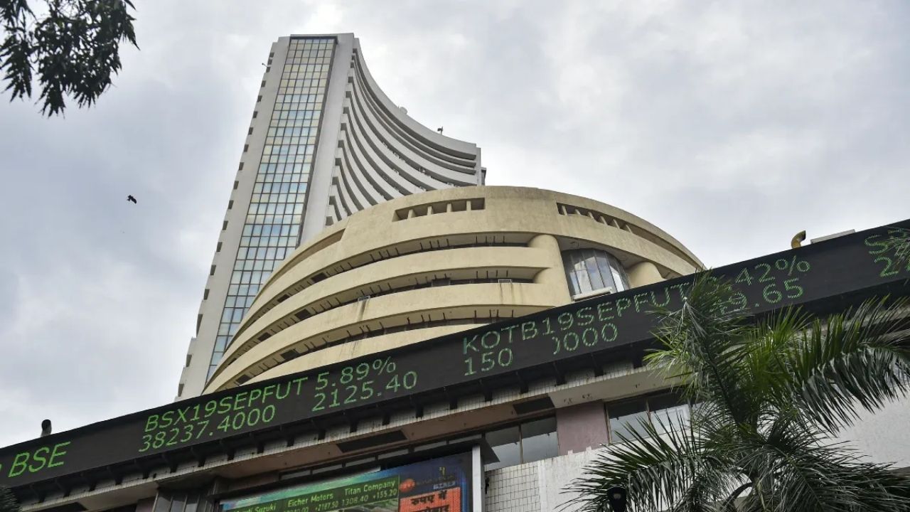 Market Opening Bell: Sensex rises 201 points, Nifty near 25,900; Benchmarks gain as HCLTech, TCS Rally