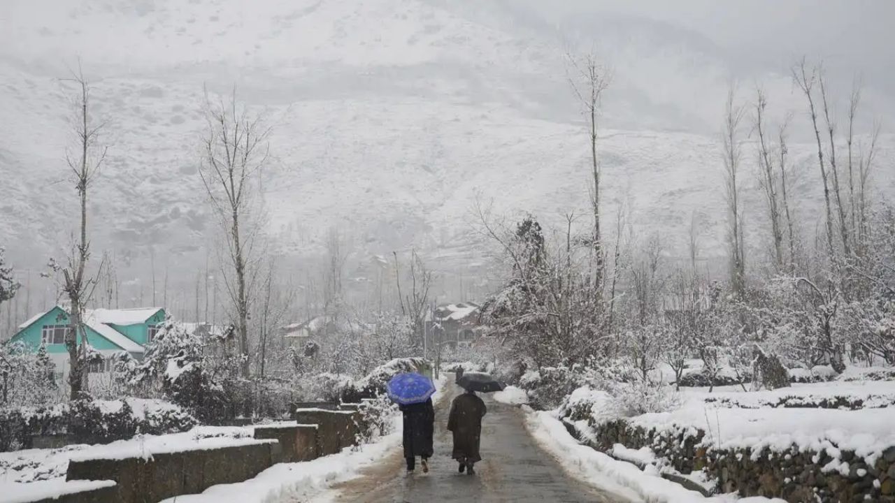Weather Update: Snowfall disrupts life in hills; Cold wave tightens grip across India