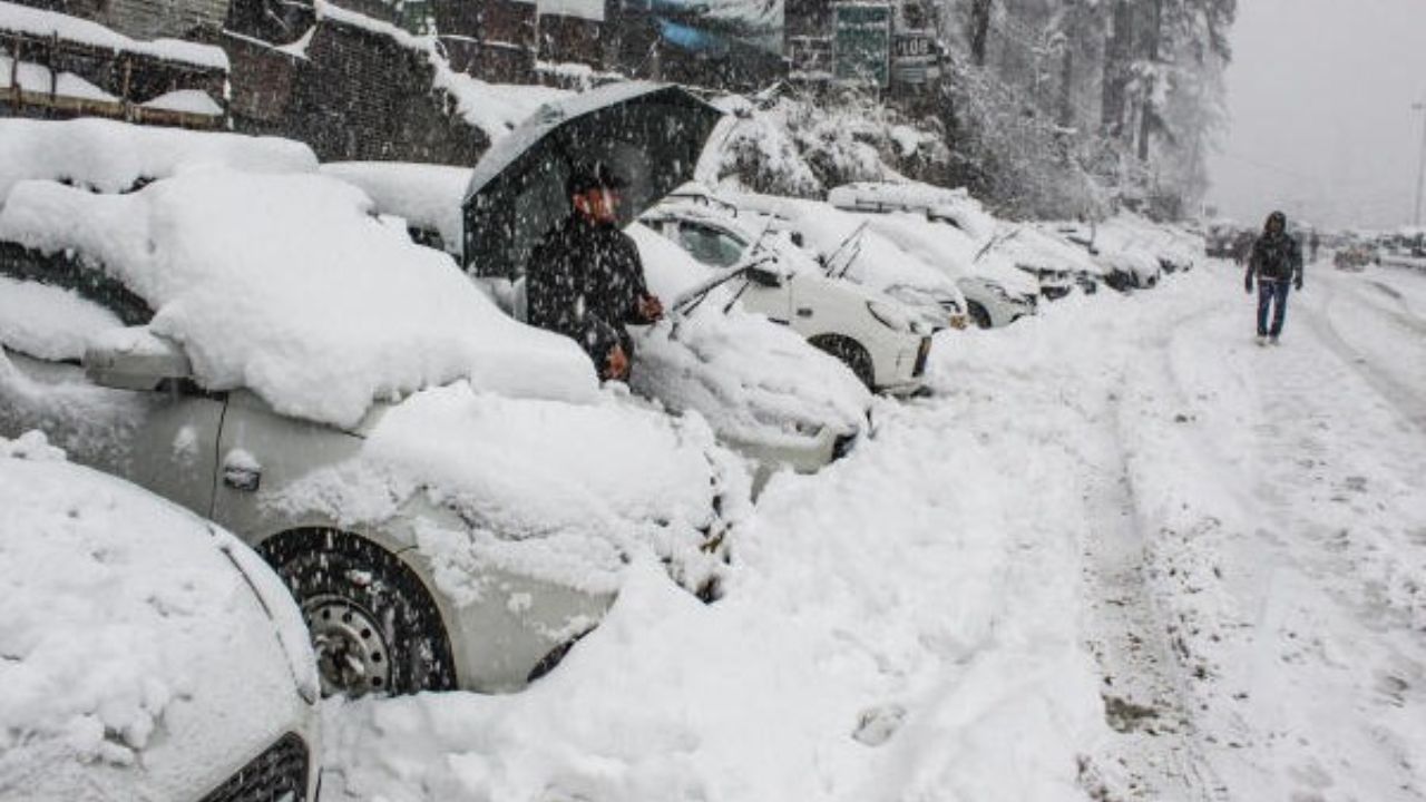 Heavy snowfall cripples hill states; Over 600 roads closed in Himachal