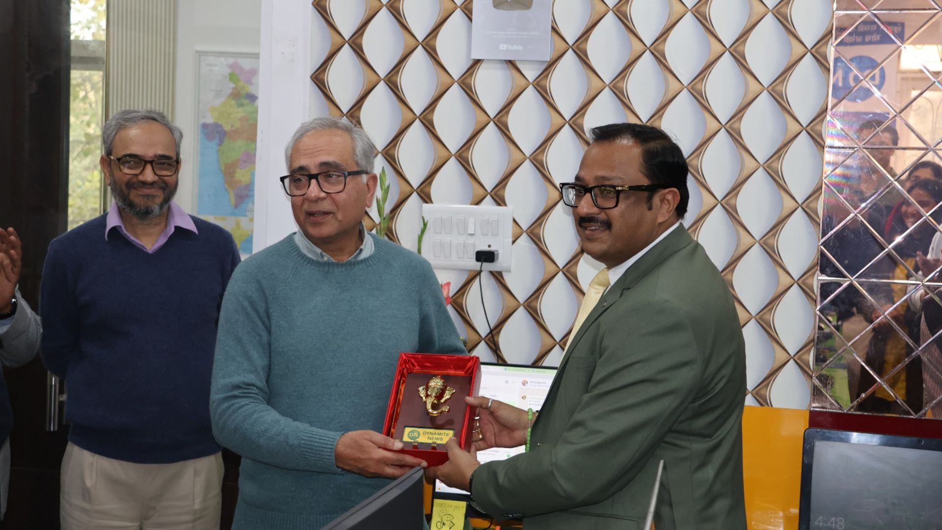 Dynamite News Editor-in-Chief Manoj Tibrewal ‘Aakash’ presents a memento to PTI CEO and Editor-in-Chief Vijay Joshi