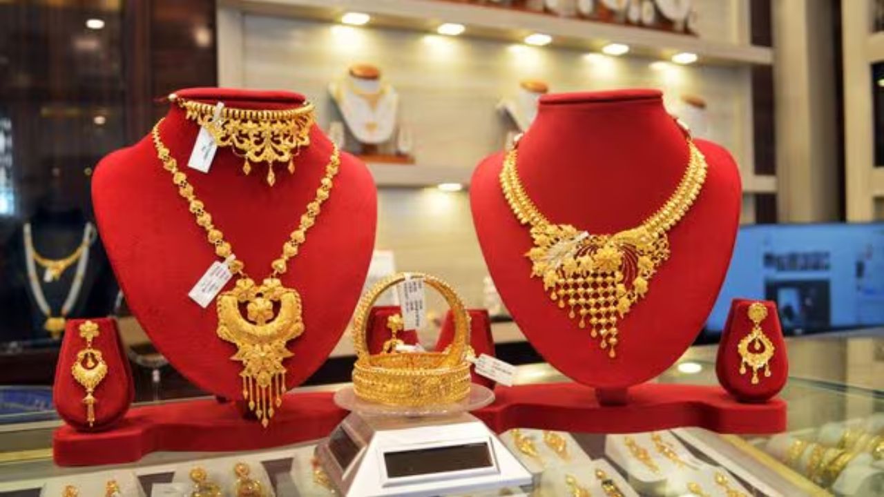 Gold, Silver prices fall on MCX; Check today’s rates here