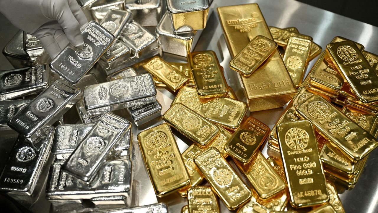 Gold and Silver Crash After Record Highs: MCX Prices Sink, Profit Booking Spooks Markets Ahead of Budget 2026