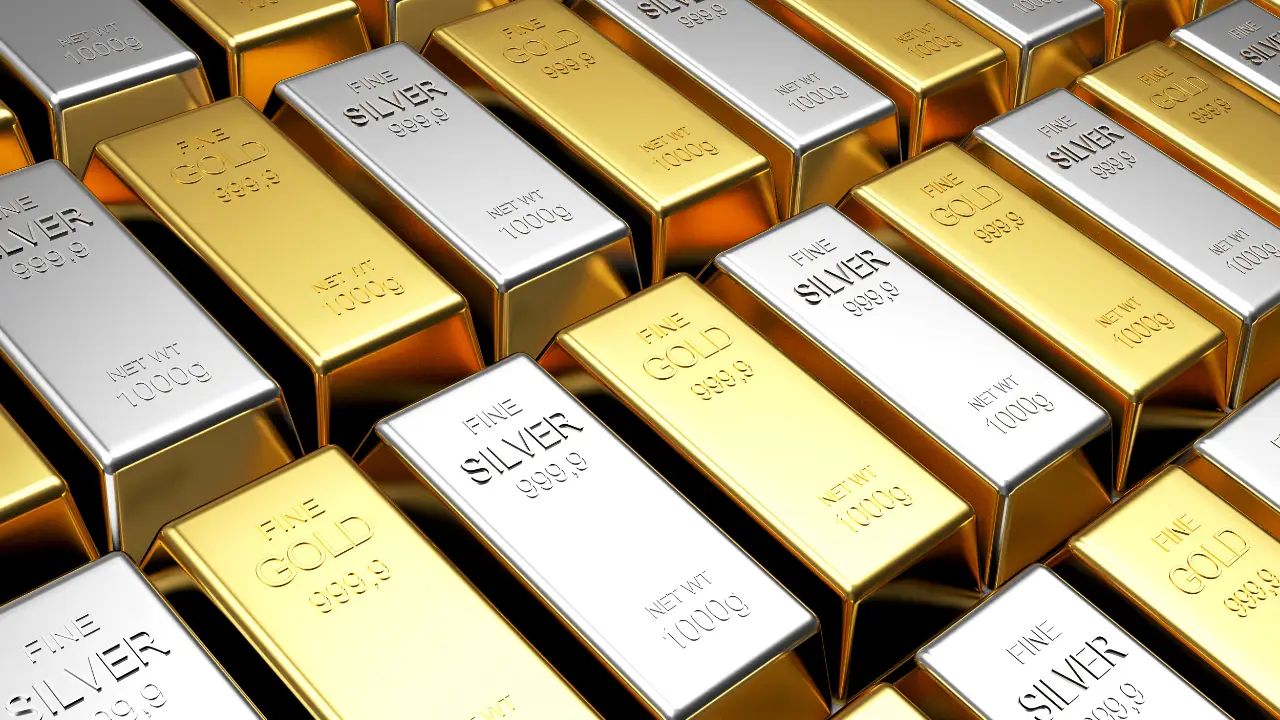 Gold and Silver prices drop amid dollar rise and market uncertainty