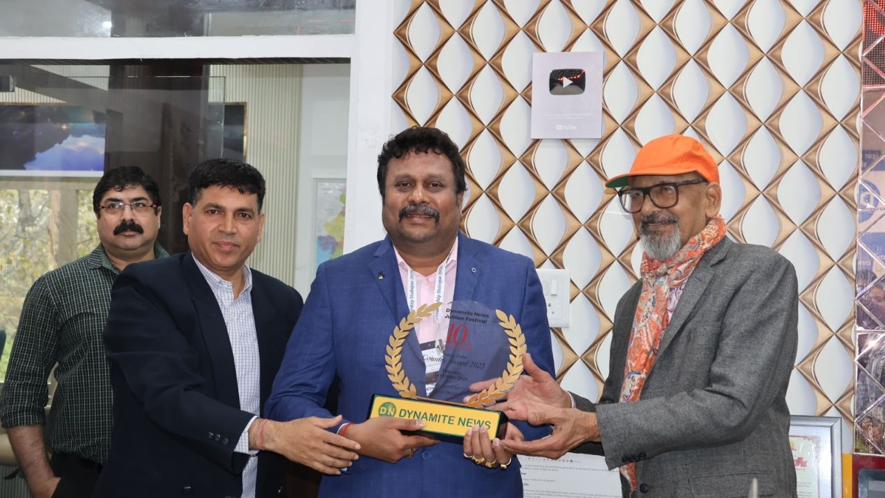 Jagathesh Kaduvul is felicitated with a commemorative memento by the Dynamite News team