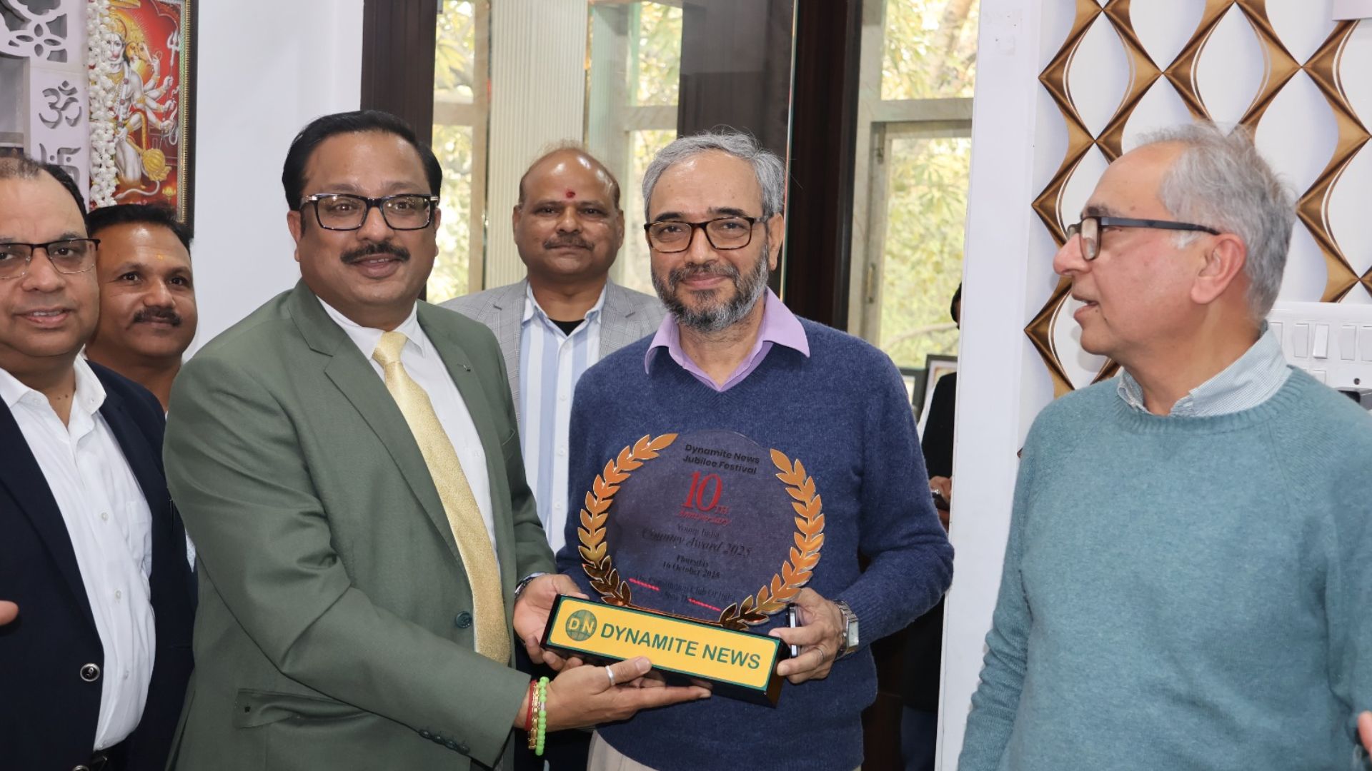 Dynamite News Editor-in-Chief Manoj Tibrewal Aakash presents a memento to PTI Bhasha Editor Nirmal Pathak.