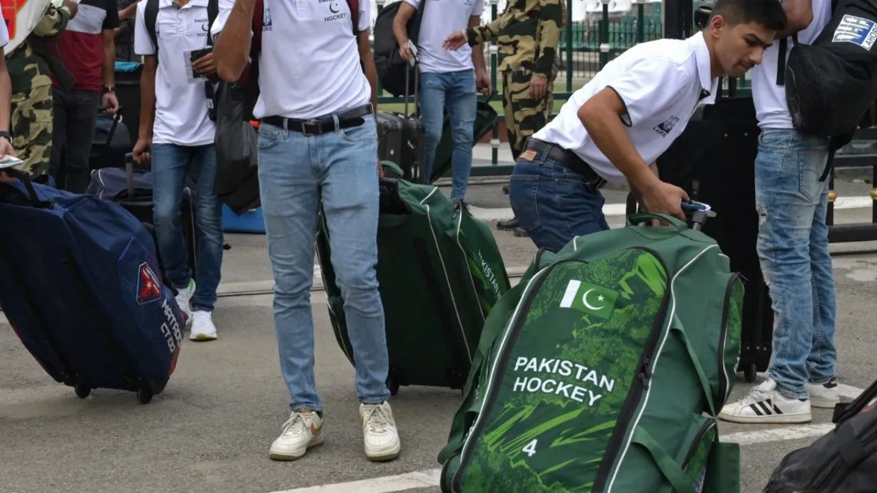 Pakistan team forced to spend night on streets; Faces major embarrassment