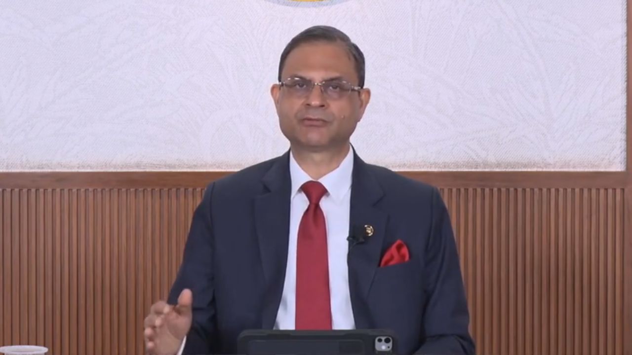 RBI keeps repo rate unchanged at 5.25%, maintains neutral stance; Full details here