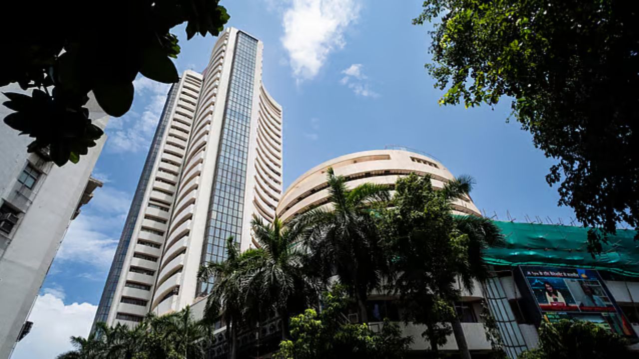 Sensex, Nifty extend losses as IT Stocks drag; Investors stay cautious