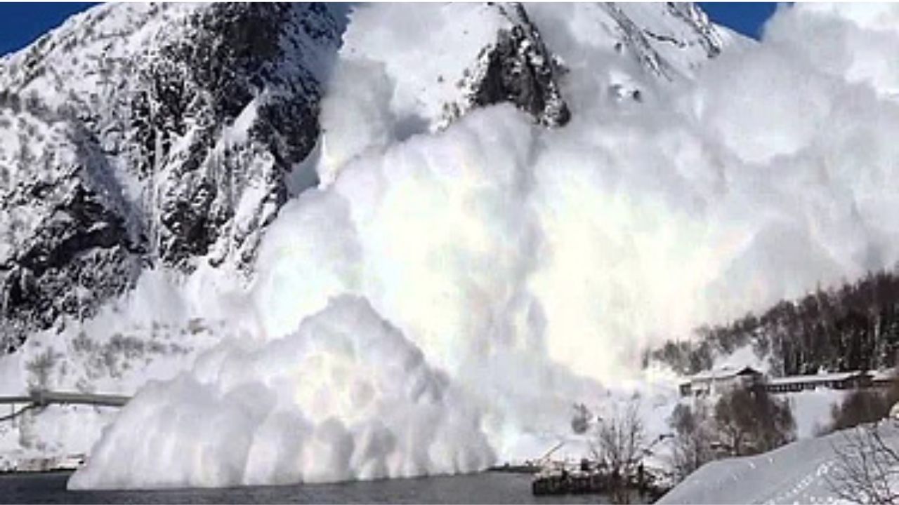 Avalanche hits Kinnaur Kailash; Heavy snowfall at Atal Tunnel, Rohtang as weather set to shift from 8 Feb