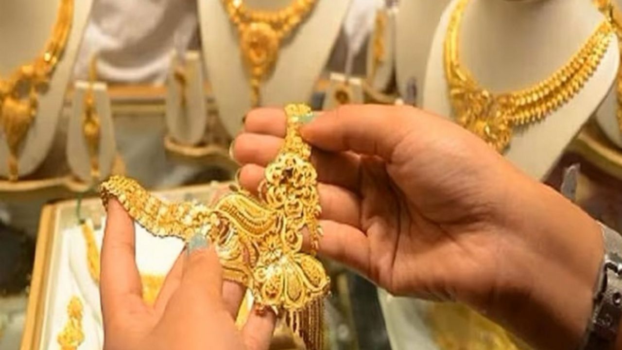 Gold, Silver prices tumble across India; Mixed trend in MCX spot trading