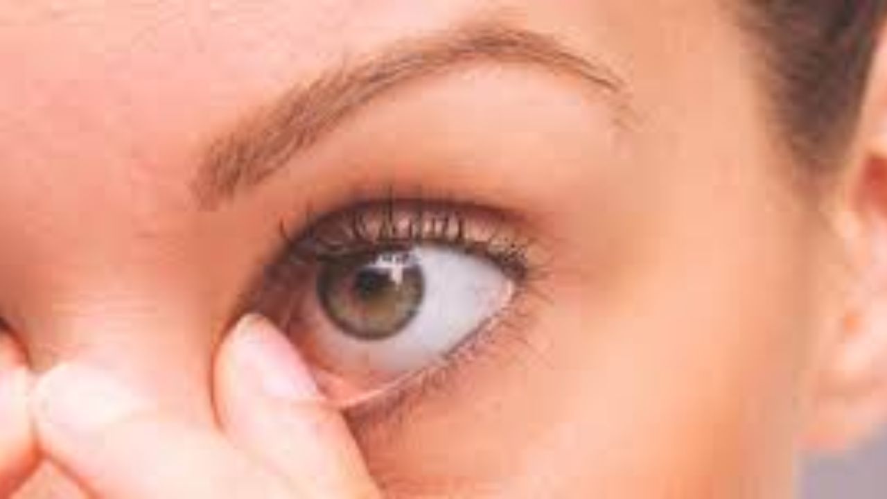 Sudden Blurry Vision In One Eye: When To Take It Seriously; Explained