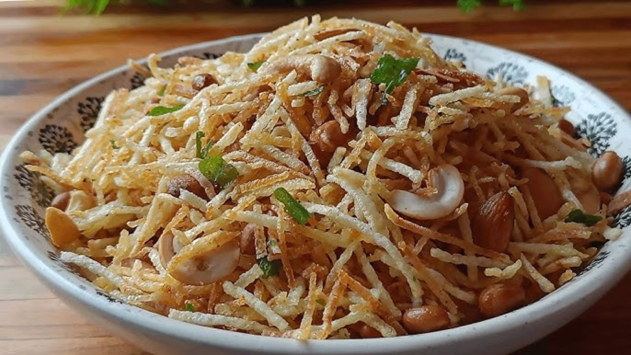 Make crispy halwai-style Aloo Lachha Namkeen at home; Easy recipe inside