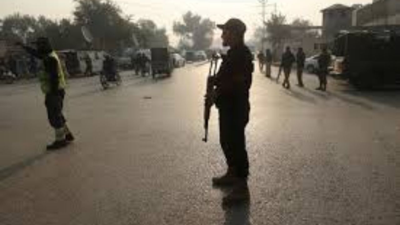 Pakistan: Five policemen killed in gun attack near Afghan border; Vehicle set ablaze