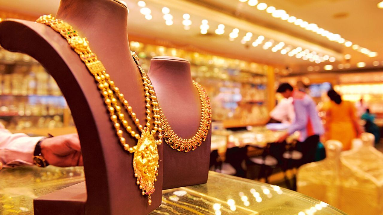 Gold prices rise for second straight day; Silver nears Rs 3 lakh per kg