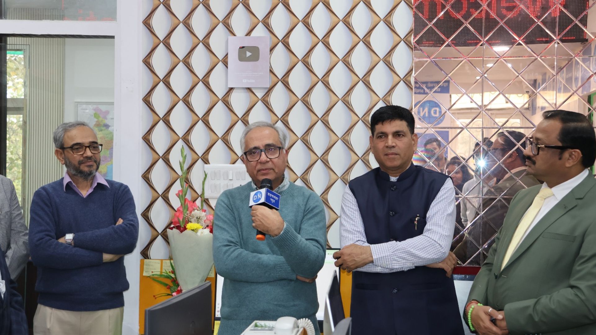 Vijay Joshi interacts with young journalists