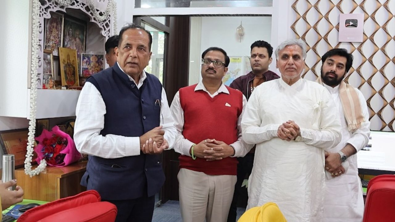 Industrialist Shiv Lal Goyal Inspires Young Journalists