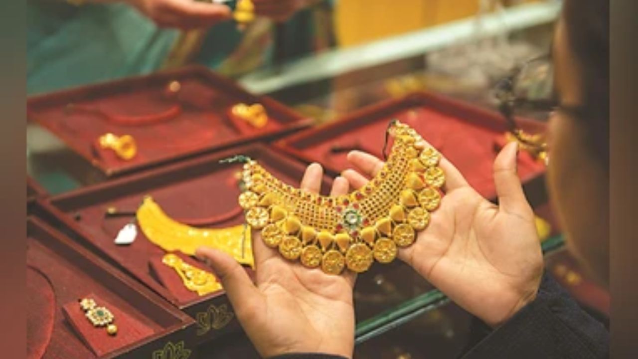 Gold Price: Safe-haven shine returns; Is this the moment to buy Gold?