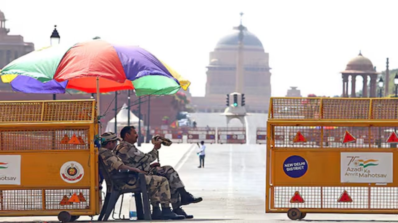 Delhi Weather Today: Temperature hits 32°C, mild haze likely; Check forecast here