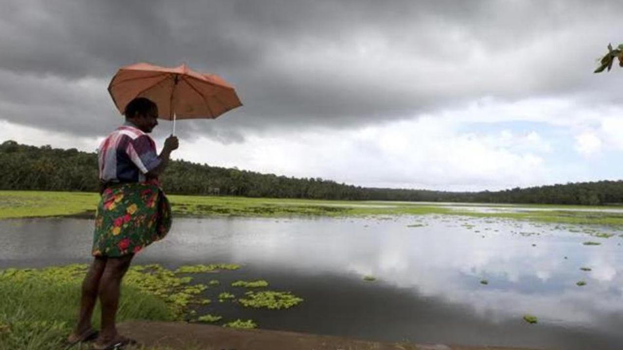 Weather Update: IMD issues heavy rain alert for South India; Temperature to rise in North