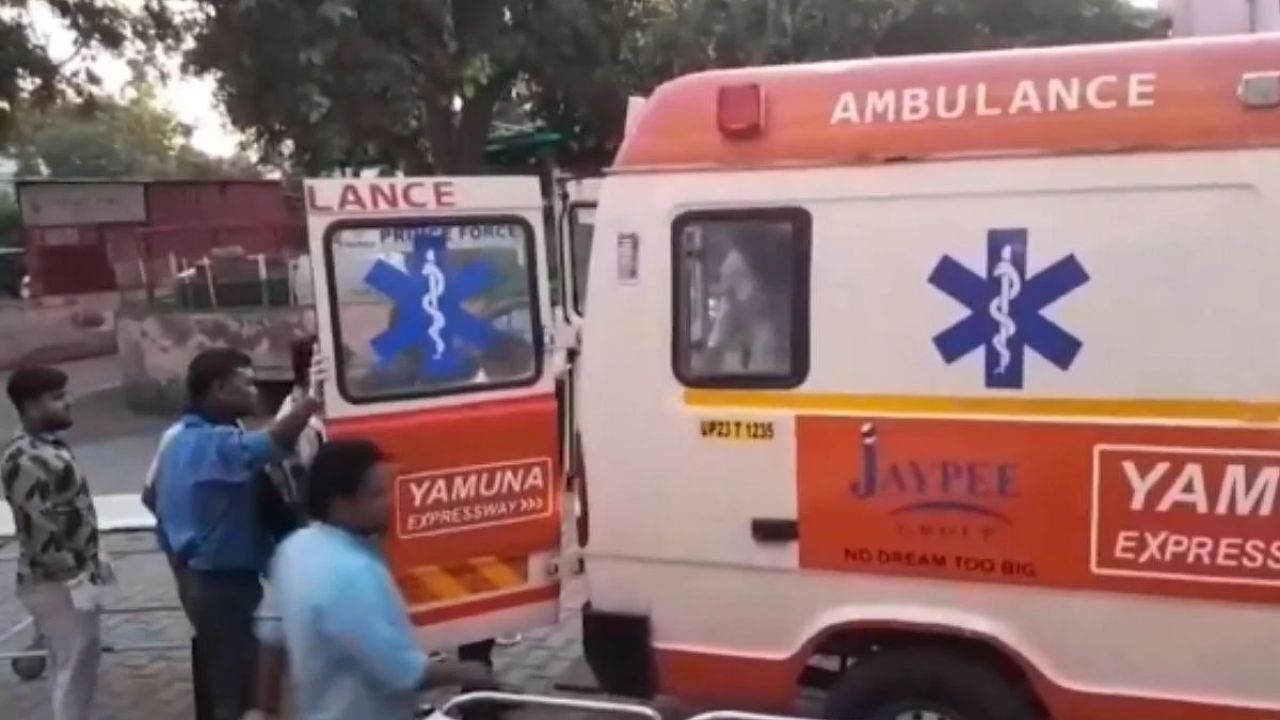 Speeding truck rams into stranded passengers in UP; 6 Killed, probe underway