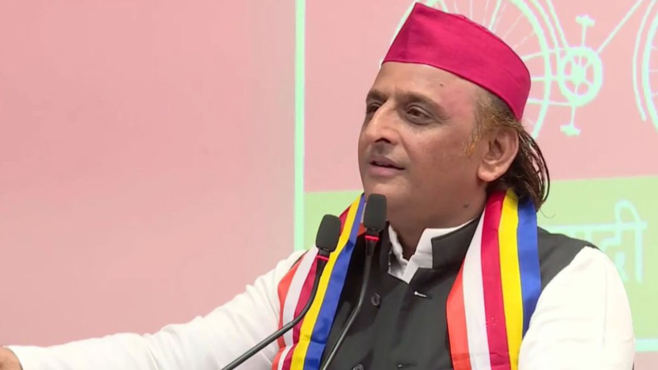 Video: “Ek kachori, ek samosa…ab nahi raha gas par bharosa” Akhilesh Yadav Slams BJP Over LPG Shortage
