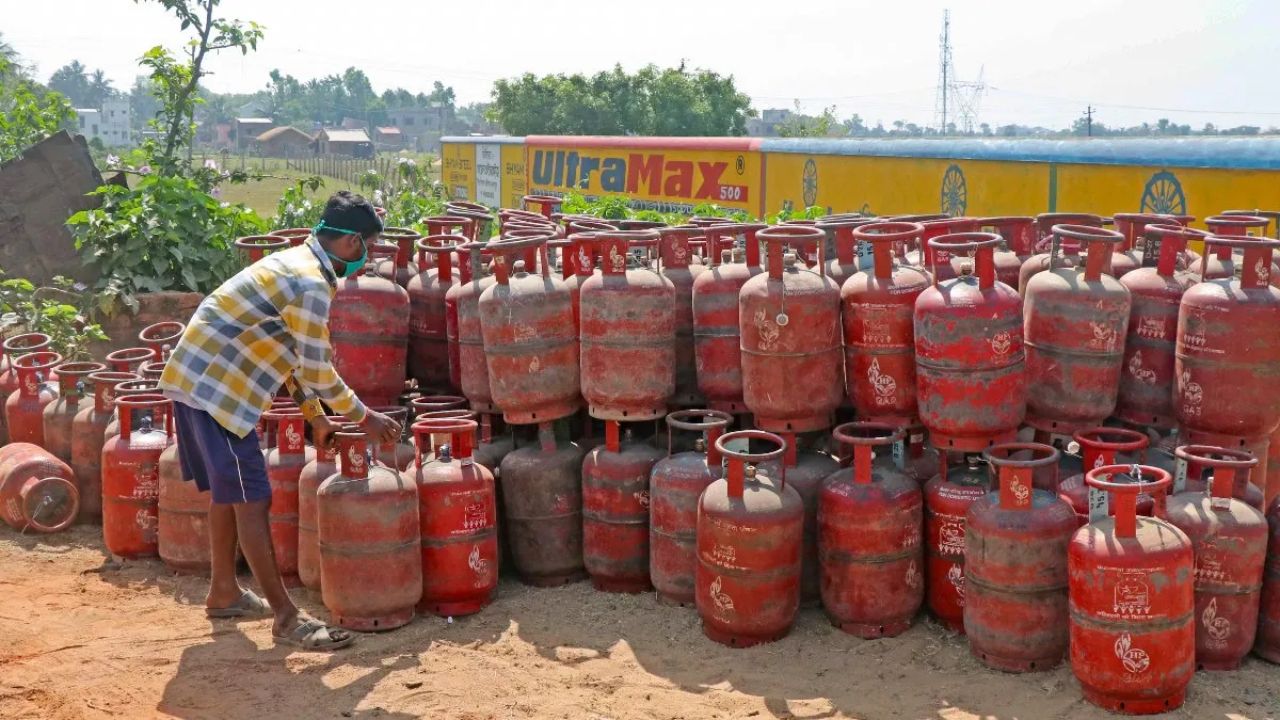 LPG Panic Grips Delhi: Rumors Spark Fear, Migrant Workers Begin Returning to Villages