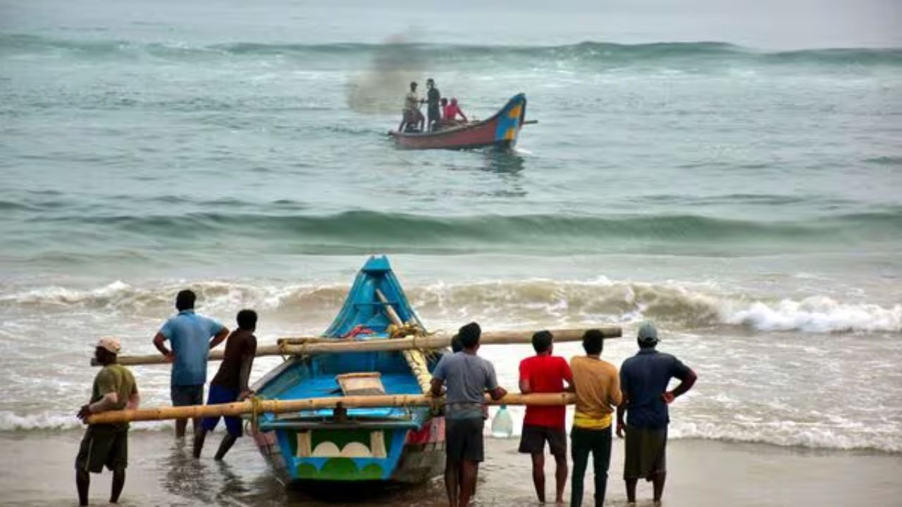 7 Tamil Nadu fishermen arrested by Sri Lankan Navy for crossing Maritime border
