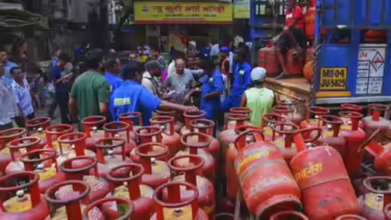 LPG Crisis: Over 100 LPG cylinders seized in Mumbai’s Worli in crackdown on black marketing