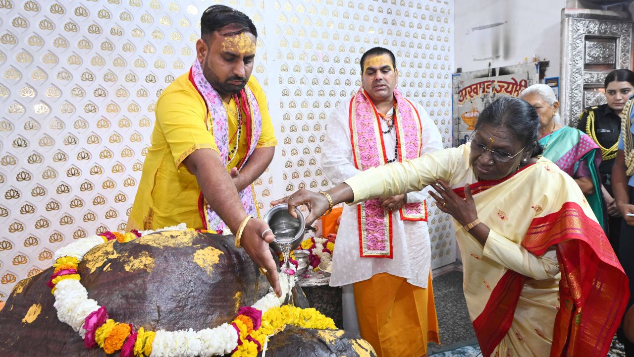 President Droupadi Murmu Performs Govardhan Parikrama, Offers Prayers in Mathura