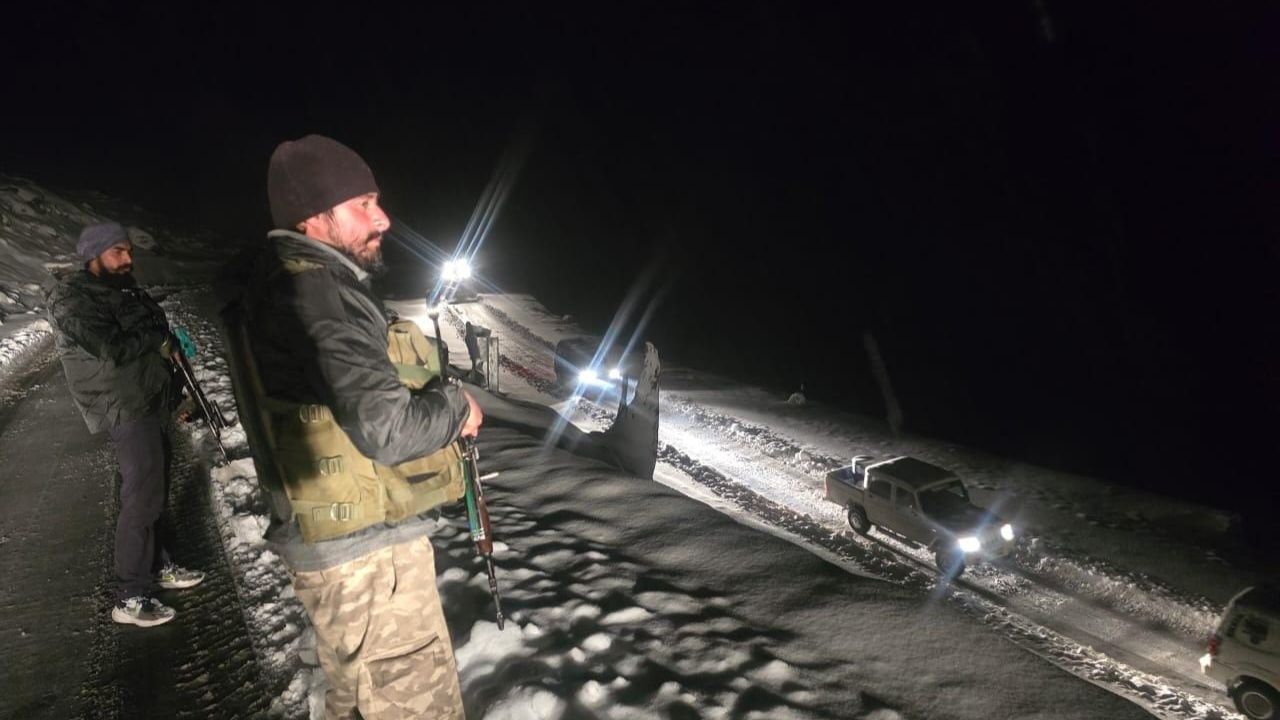 Heavy snowfall strands tourists in Anantnag; 214 people rescued from Sinthan Pass